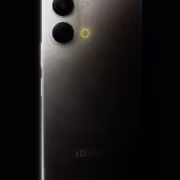Задняя сторона смартфона iQOO Z11 Lite с двойной камерой и вспышкой