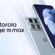 Модель Motorola Edge 70 Max показана сзади и спереди