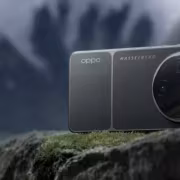 Фотография Oppo Find X9 Ultra с двумя камерами на задней панели