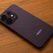 Камера смартфона Oppo Reno 16 на деревянной поверхности