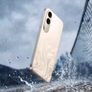 Мобильный телефон Realme C100x в воде и каплях