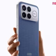 красный смартфон Redmi K100 с тремя камерами