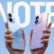 Два смартфона Redmi Note 17 в руке