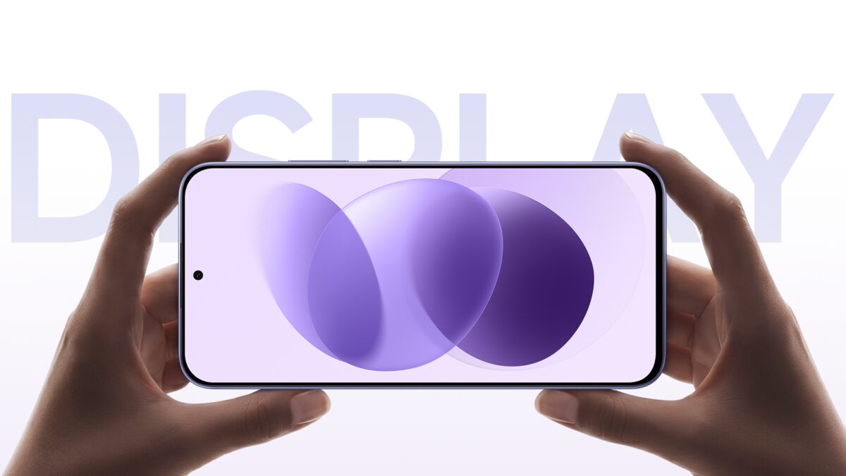 Смартфон Redmi Note 17 получил 7-дюймовый OLED-экран и батарею на 8000 мА·ч 5 Человек держит смартфон Redmi Note 17 с дисплеем