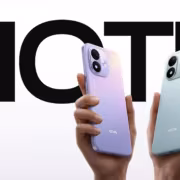 Две руки держат смартфоны Redmi Note 17 сзади белый и фиолетовый