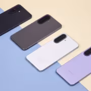 Четыре смартфона Samsung Galaxy A57 разных цветов