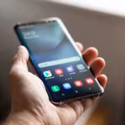 Смартфон Samsung Galaxy F70 Pro в руке передней стороной