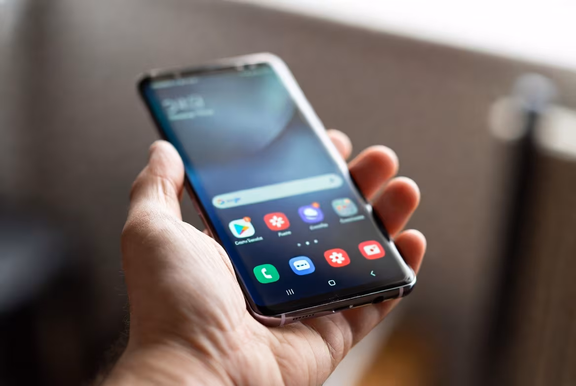 Смартфон Samsung Galaxy F70 Pro заметили в Geekbench до анонса 4 Смартфон Samsung Galaxy F70 Pro в руке передней стороной