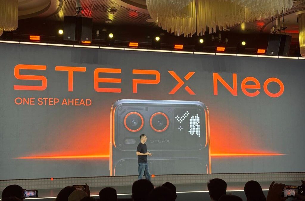 Презентация смартфона StepX Neo на сцене с крупным экраном
