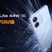 два смартфона Vivo T5 Lite 44W 5G около взрывающихся стеклянных осколков