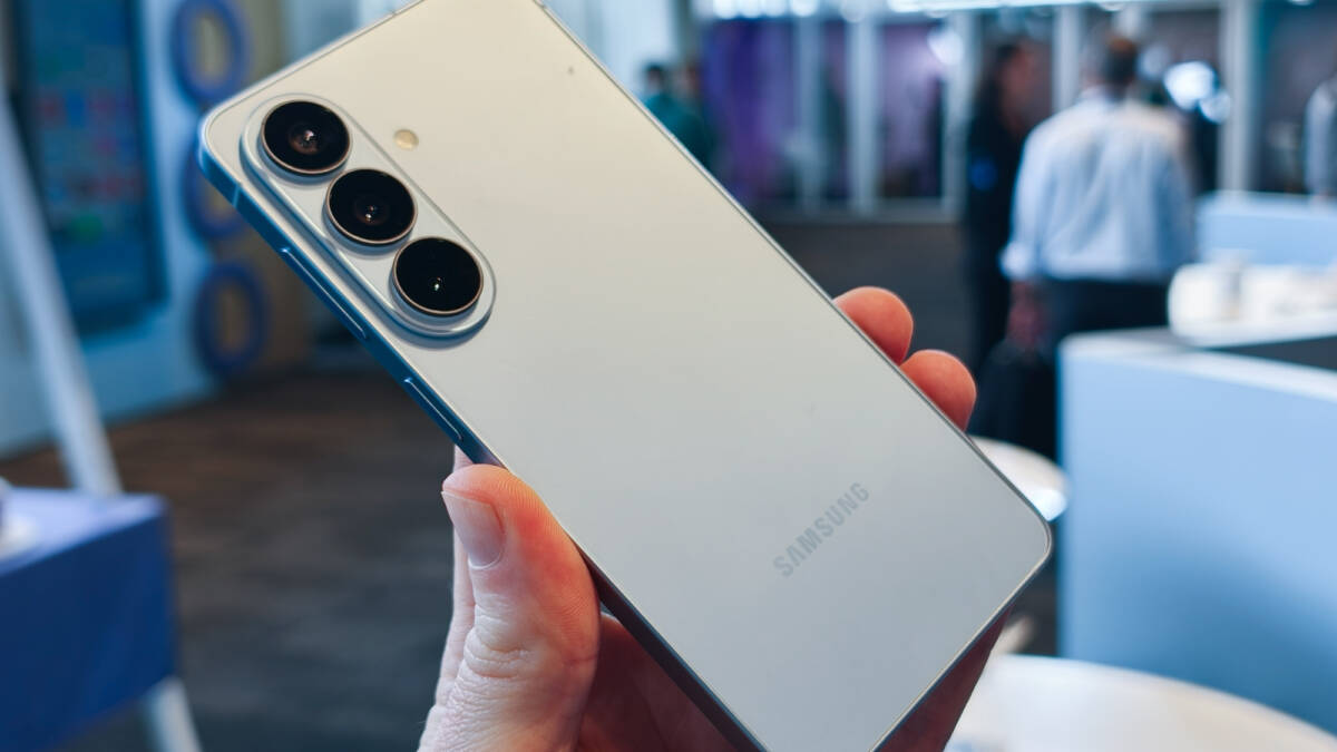 Смартфон Galaxy S27 Pro и Ultra в руке