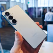 Смартфон Galaxy S27 Pro и Ultra в руке