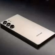 Серебристый смартфон Samsung Galaxy S25 с тремя камерами на задней панели
