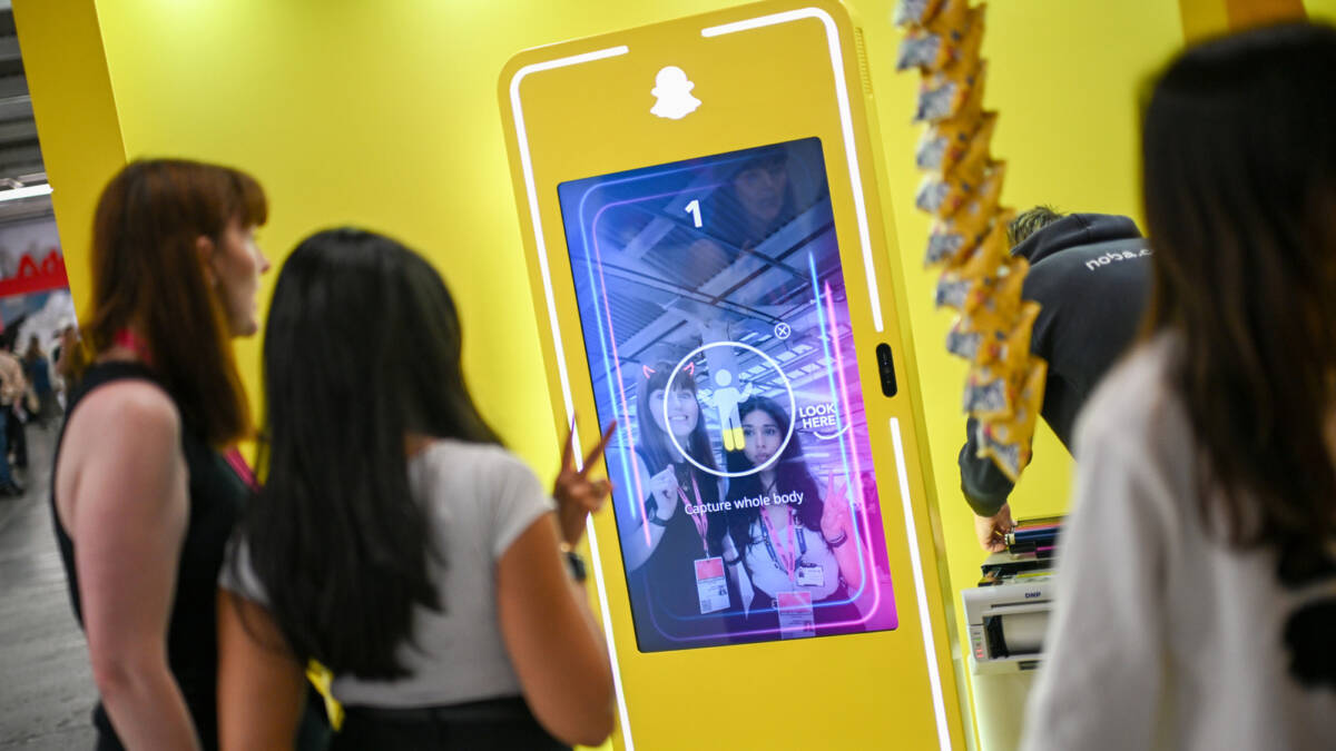 люди около киоска Snapchat Spotlight AI видео