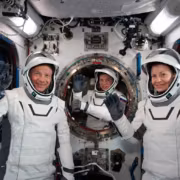 «Союз МС-28» закрыл люки перед отстыковкой от МКС и возвращением на Землю 1 Три космонавта в скафандрах внутри МКС подготовка к отстыковке