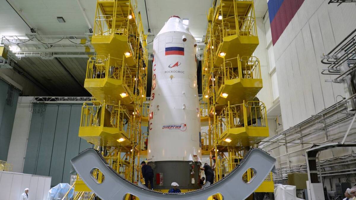 космический корабль Союз МС-29 внутри космического центра