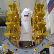 космический корабль Союз МС-29 внутри космического центра