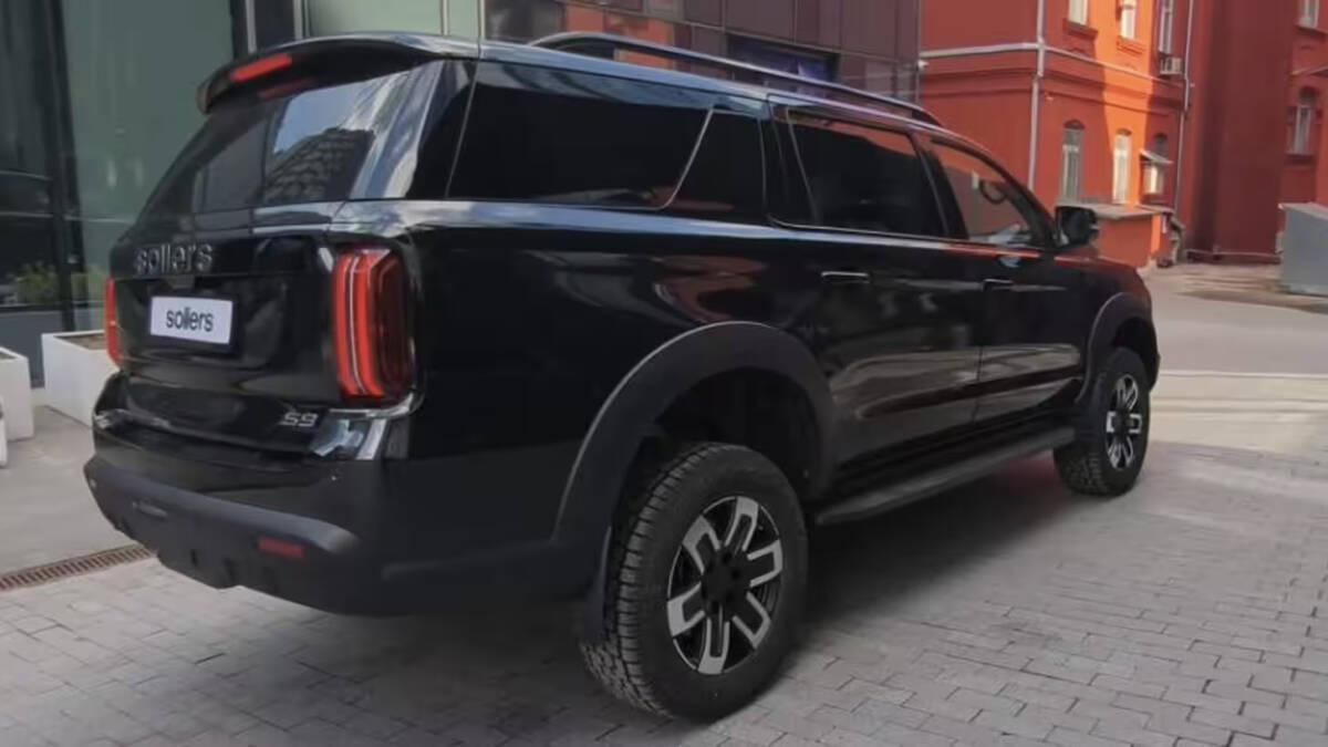 Черный SUV Sollers S9 с черными дисками