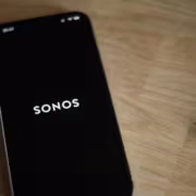 мобильный телефон Sonos на деревянном столе