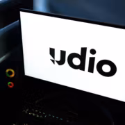 Sony подала новый иск к Udio из-за 30 117 записей для обучения ИИ 6 На экране телевизора логотип Udio. Виден черный фон и белый логотип Sony