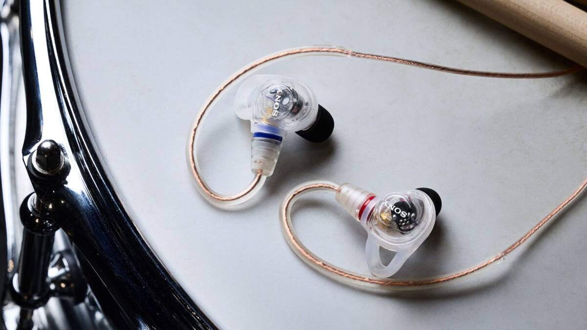 Внутриканальные наушники Sony IER-M500 на столе copper wire