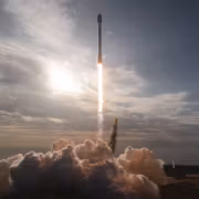 Фалькон 9 взлетает с первой ступенью Falcon 9 в небе