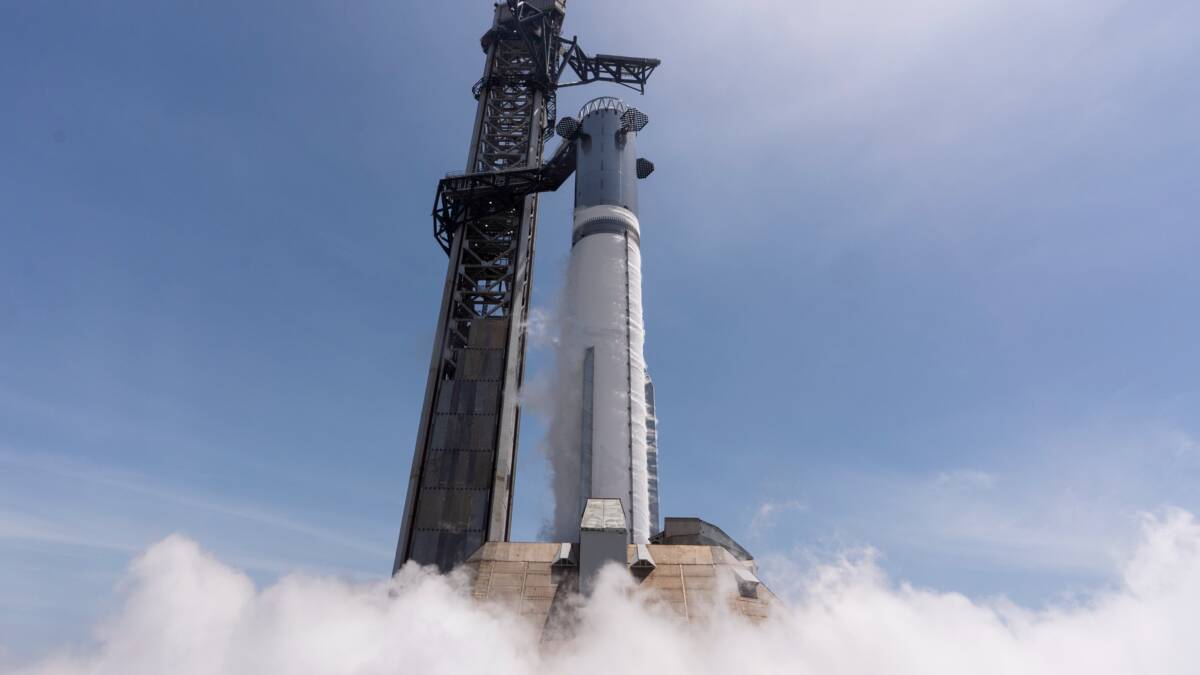 Траспортер Starship SpaceX на стартовой площадке
