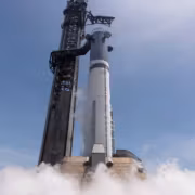 Траспортер Starship SpaceX на стартовой площадке