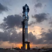 4 двигателя не запустились, 2 заменят: SpaceX отменила 13-й старт Starship 2 Ракета Starship у стартового комплекса SpaceX перед закатом