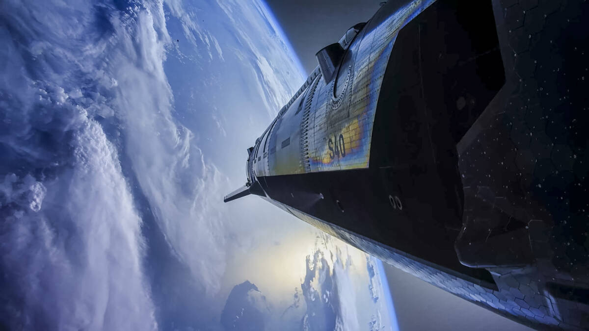 Starship SpaceX в космосе над Землёй с орбитой и облаками