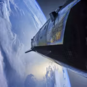 Starship SpaceX в космосе над Землёй с орбитой и облаками