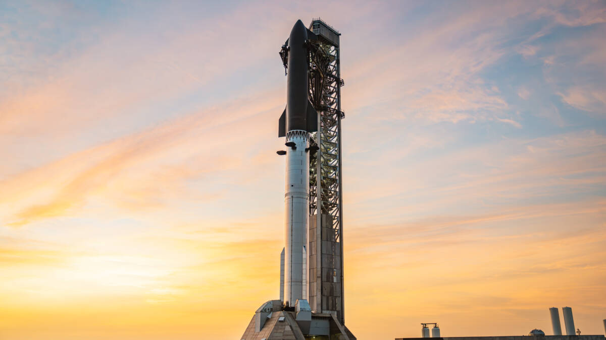 Ракета Starship SpaceX перед запуском на стартовой площадке
