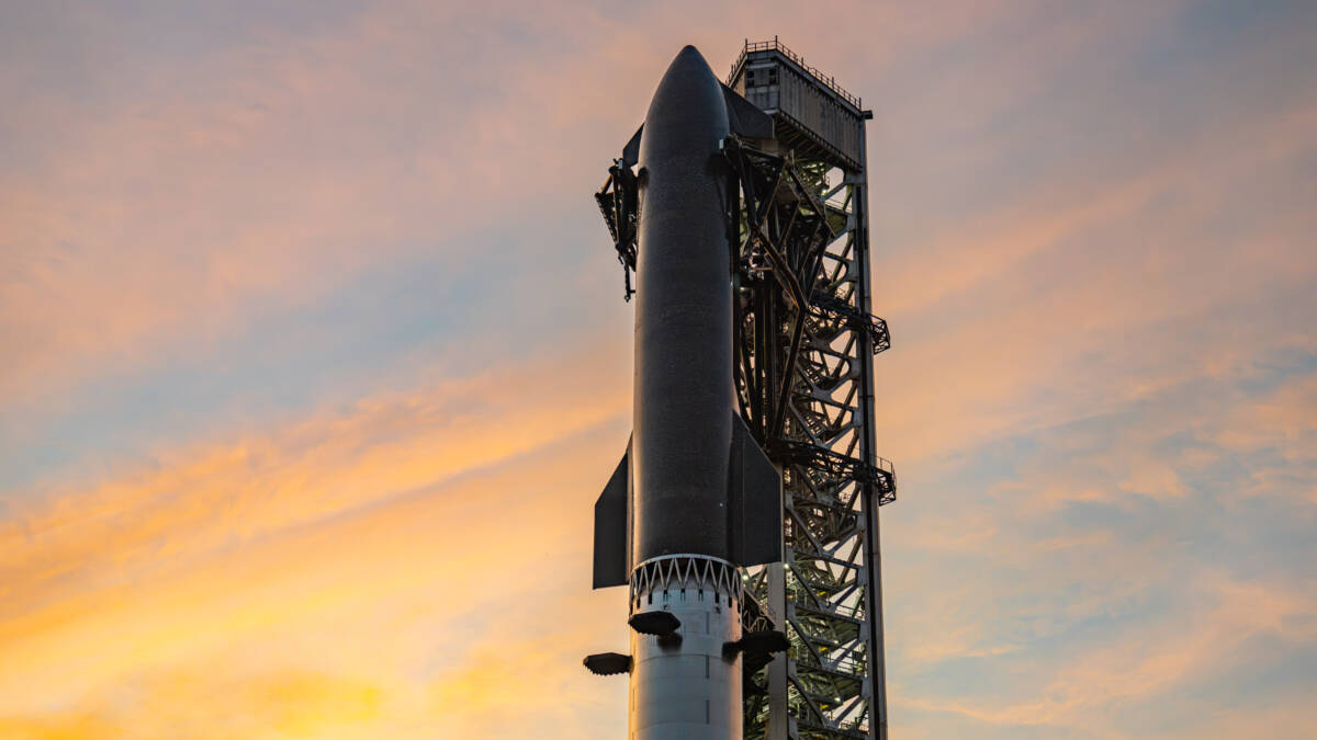 Ракета Starship SpaceX на запускной вышке вечером