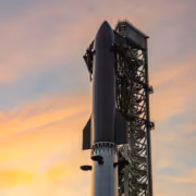 Ракета Starship SpaceX на запускной вышке вечером