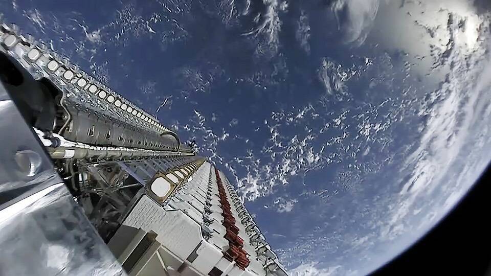 Модель спутниковой системы Starlink на орбите космоса