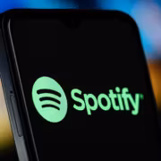 Мобильный телефон с логотипом Spotify и надписью Premium