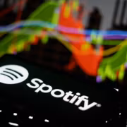 мобильный телефон экран логотип Spotify мгновенный доступ