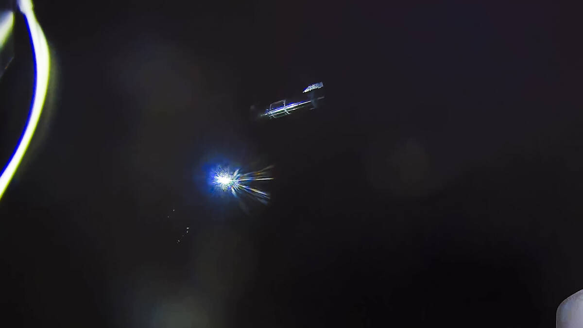 Спутник снял Starship из космоса. SpaceX показала первые кадры Starlink V3 6 Спутник и космический корабль Starship в ночном небе