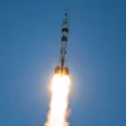Ракета Союз МС-29 с спутниками Луч-5 взлетает в небо
