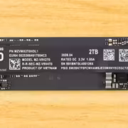 SSD Samsung 990 с 2ТБ памятью и чипами на плате