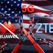 Ломание ножницами логотипов Huawei и ZTE у флага Америки