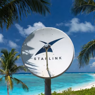Спутниковая тарелка Starlink на фоне пляжа и пальм