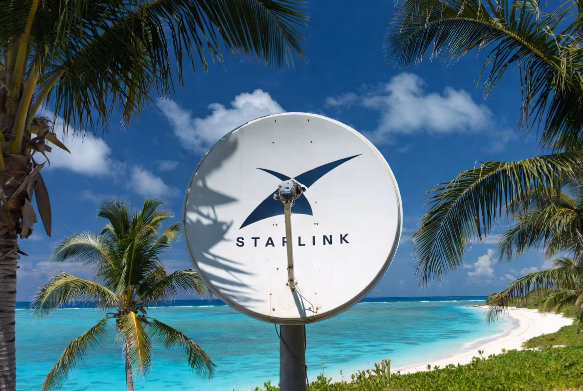 Спутниковая тарелка Starlink на фоне пляжа и пальм
