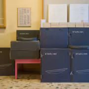 Starlink подключит 300 больниц Сьерра-Леоне к спутниковому интернету 1 Коробки с логотипом Starlink на столе и фоне