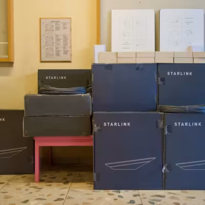 Коробки с логотипом Starlink на столе и фоне