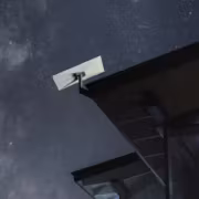 Тарелка Starlink на крыше дома против звездного неба