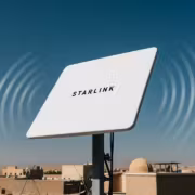 Спутниковая антенна Starlink на крыше здания