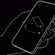 Рука держит смартфон со стрелками компаса и квадратиком
