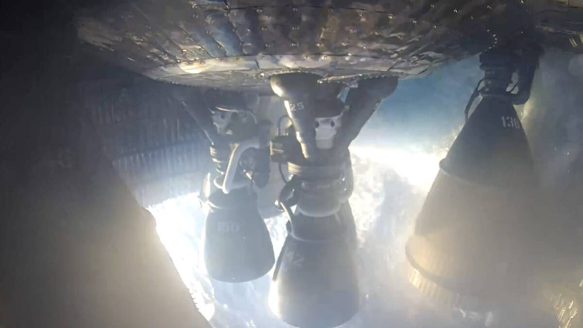 Starship впервые сел в океане и не развалился на финише 7 Вид снизу на космический корабль Starship на морской воде