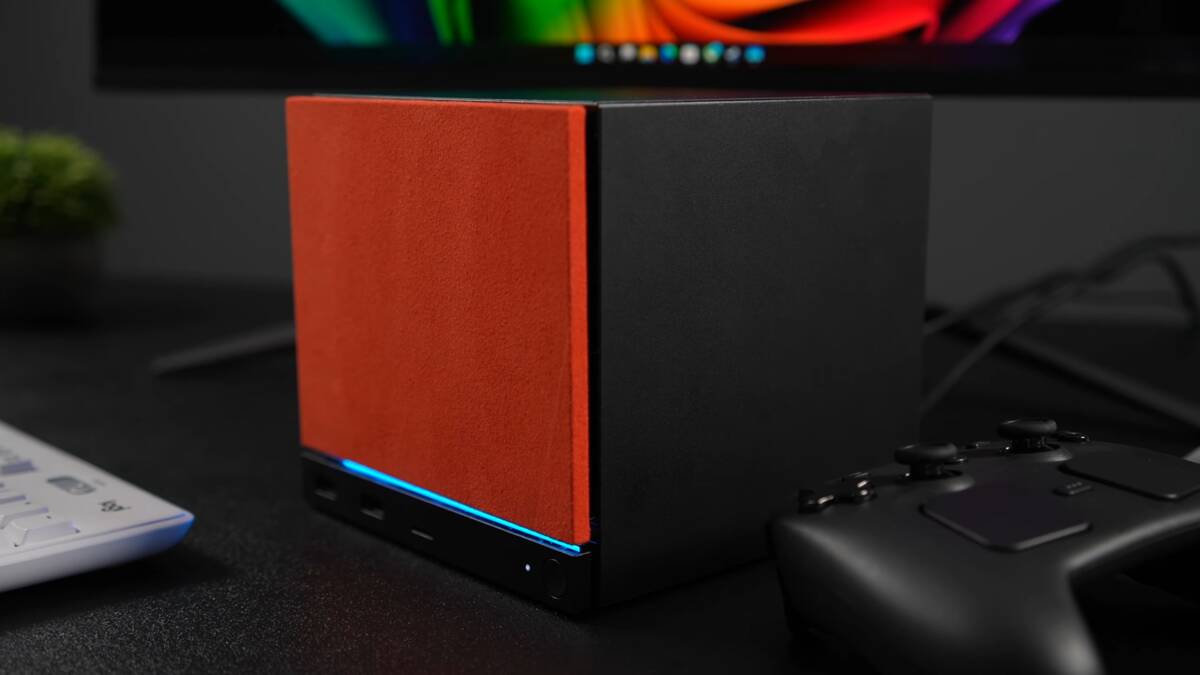 Черный и красный корпус Steam Machine, подключенный к компьютеру
